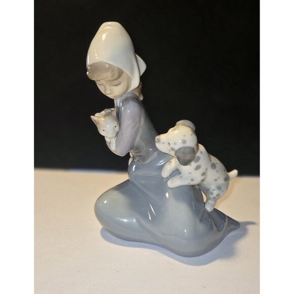 Lladro "Little Friskies" Retired Figurine #5032 Girl with Cat and Dog - Picture 2 of 7